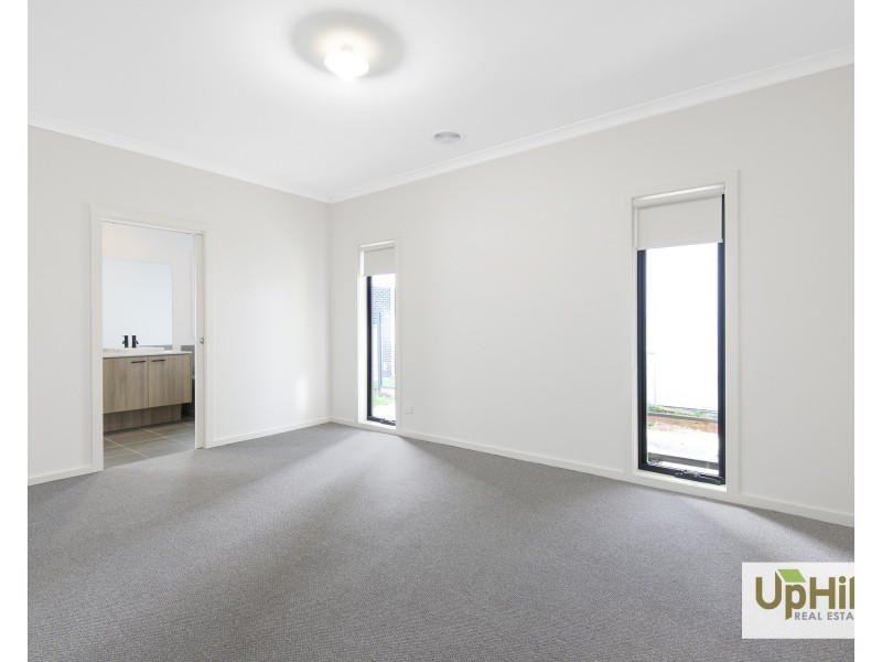 4 Eastview Terrace, Clyde VIC 3978
