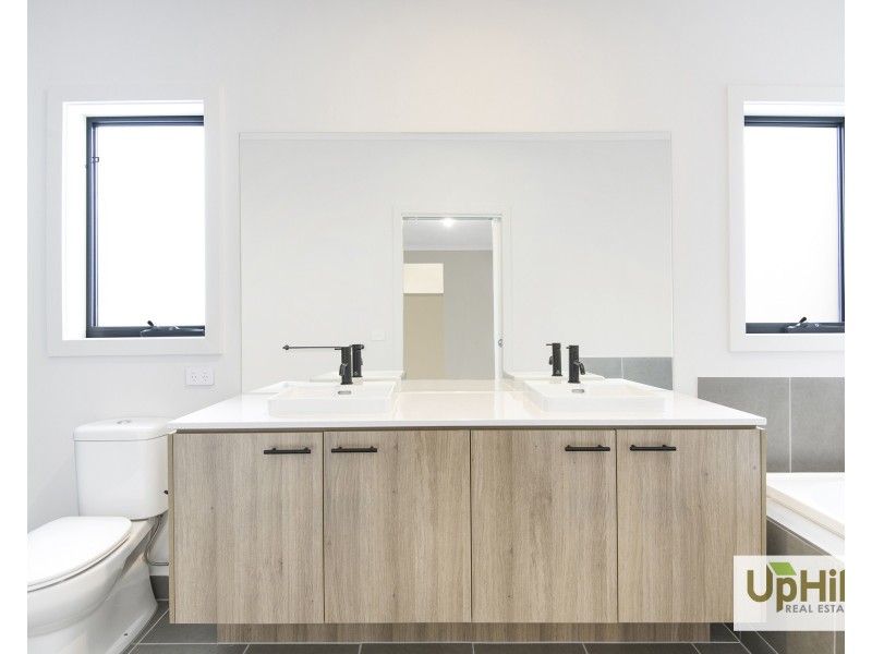4 Eastview Terrace, Clyde VIC 3978