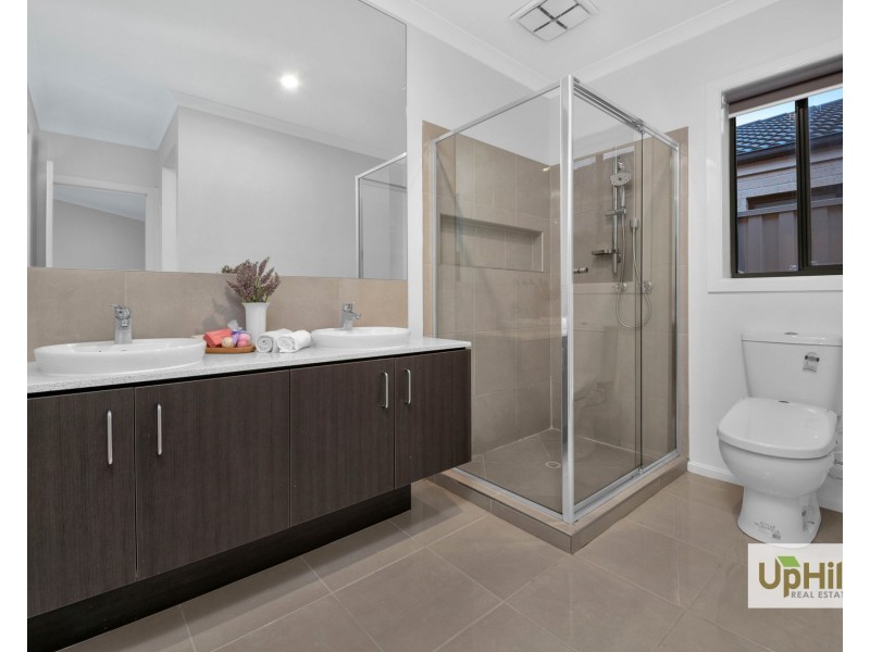 16 Tattle Grove, Cranbourne East VIC 3977