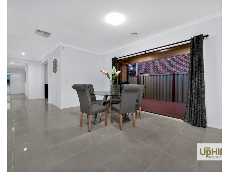 16 Tattle Grove, Cranbourne East VIC 3977