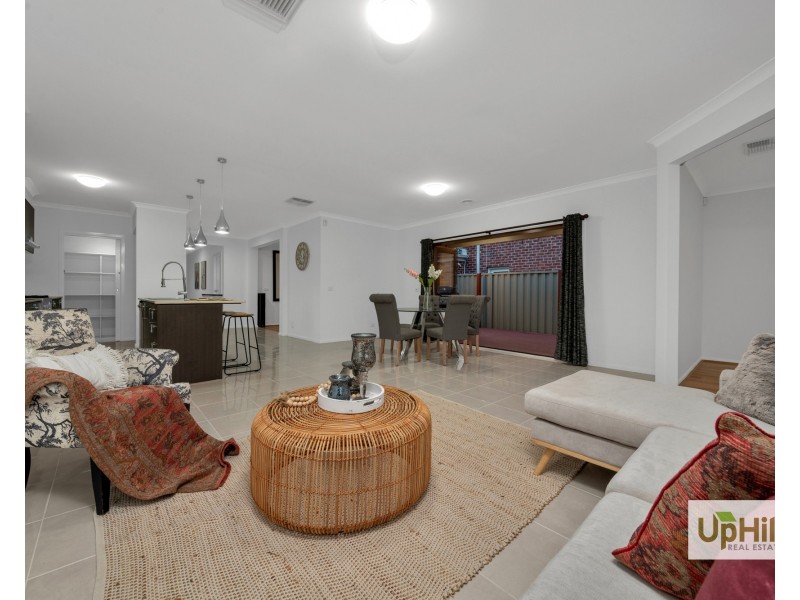 16 Tattle Grove, Cranbourne East VIC 3977