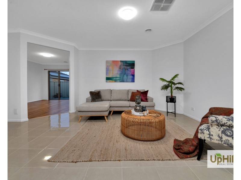 16 Tattle Grove, Cranbourne East VIC 3977