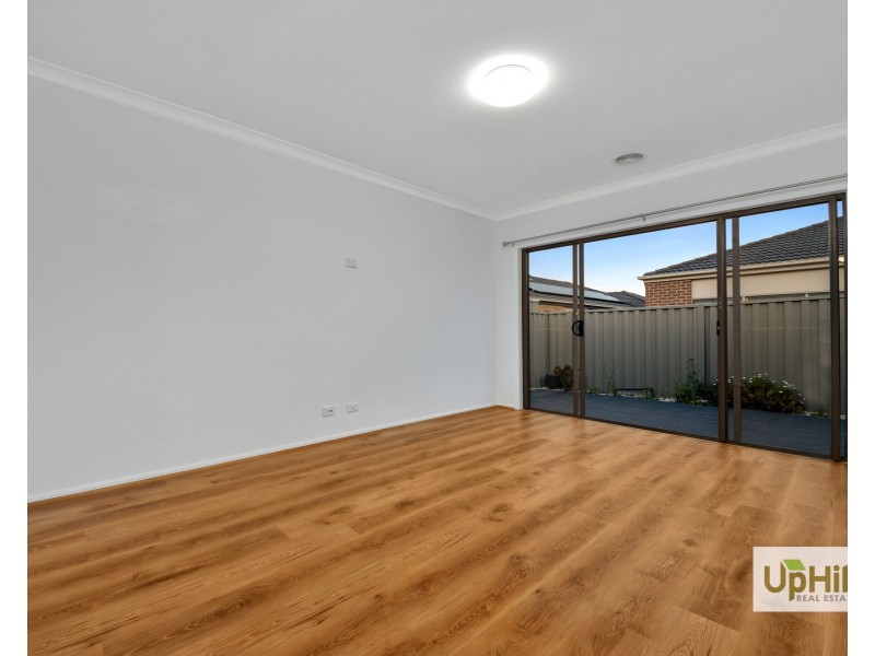16 Tattle Grove, Cranbourne East VIC 3977