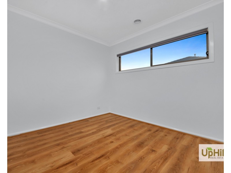 16 Tattle Grove, Cranbourne East VIC 3977