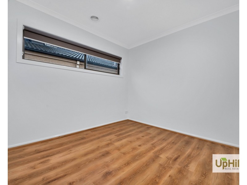 16 Tattle Grove, Cranbourne East VIC 3977