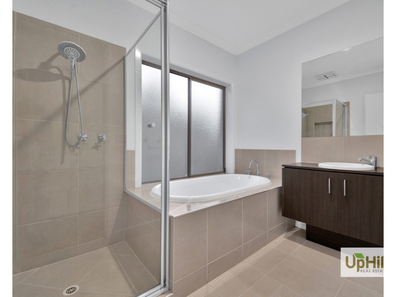 16 Tattle Grove, Cranbourne East VIC 3977