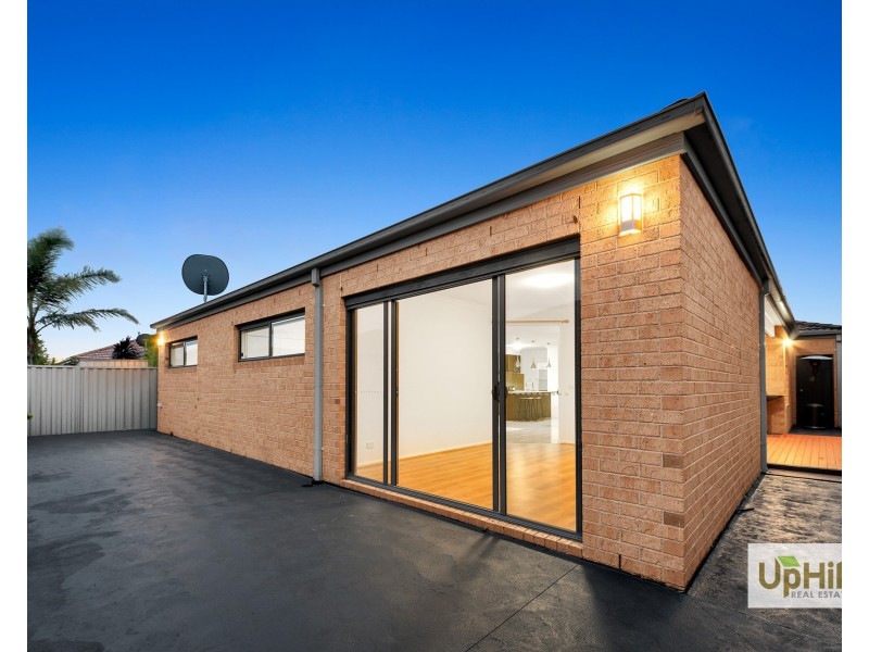 16 Tattle Grove, Cranbourne East VIC 3977