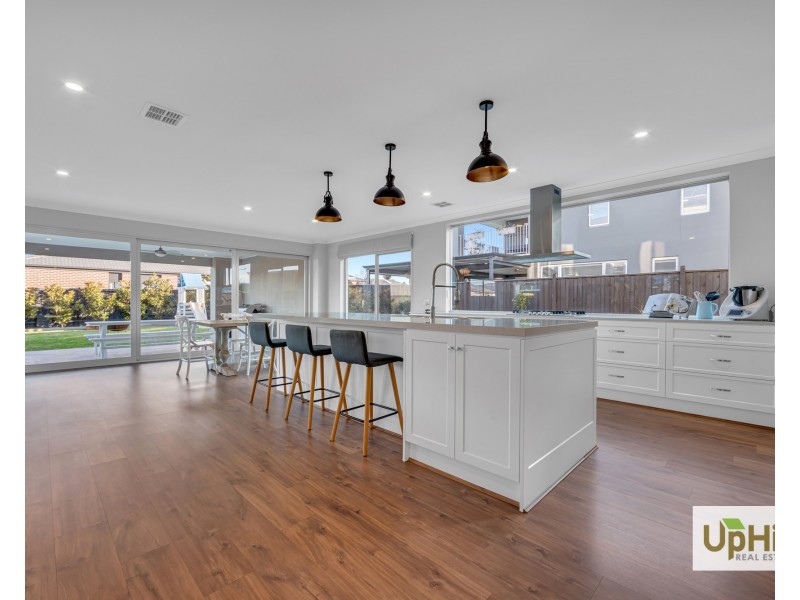 4 Salamanca Drive, Clyde North VIC 3978