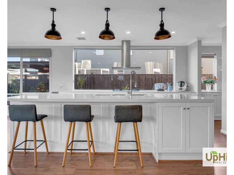 4 Salamanca Drive, Clyde North VIC 3978