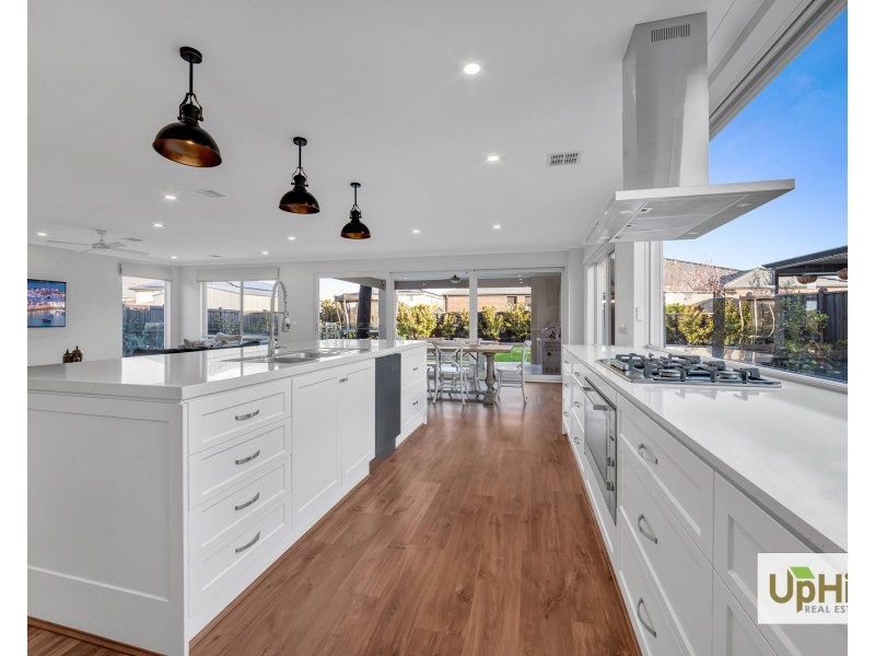 4 Salamanca Drive, Clyde North VIC 3978