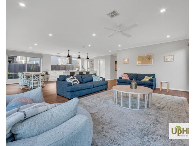 4 Salamanca Drive, Clyde North VIC 3978