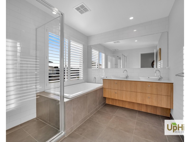 4 Salamanca Drive, Clyde North VIC 3978