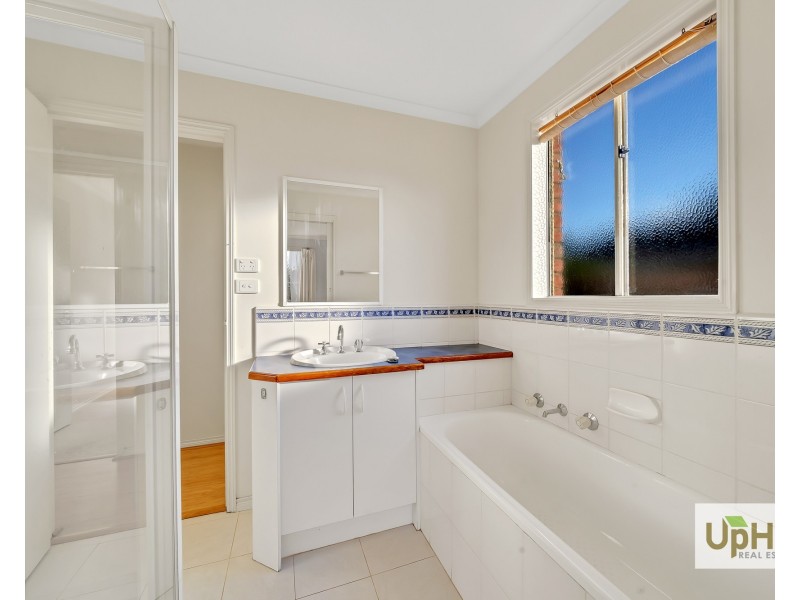 9 Tauna Place, Cranbourne West VIC 3977