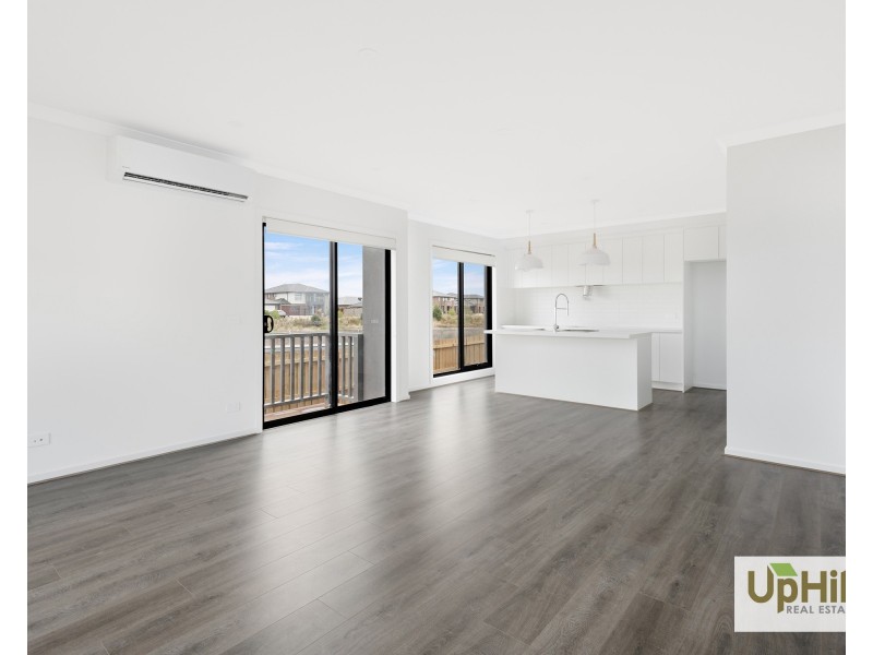 16 Tarnbeck Circuit, Clyde North VIC 3978