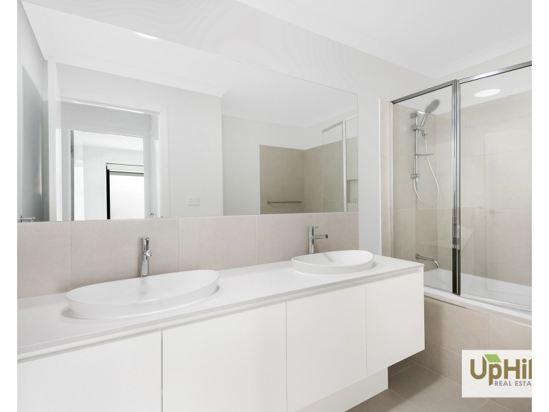 16 Tarnbeck Circuit, Clyde North VIC 3978