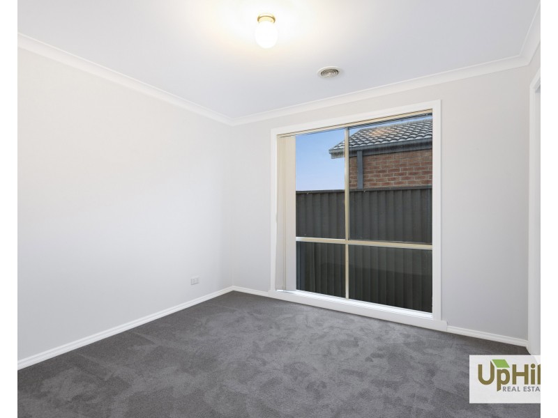 26 Maddock drive, Cranbourne East VIC 3977