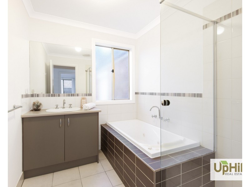 26 Maddock drive, Cranbourne East VIC 3977