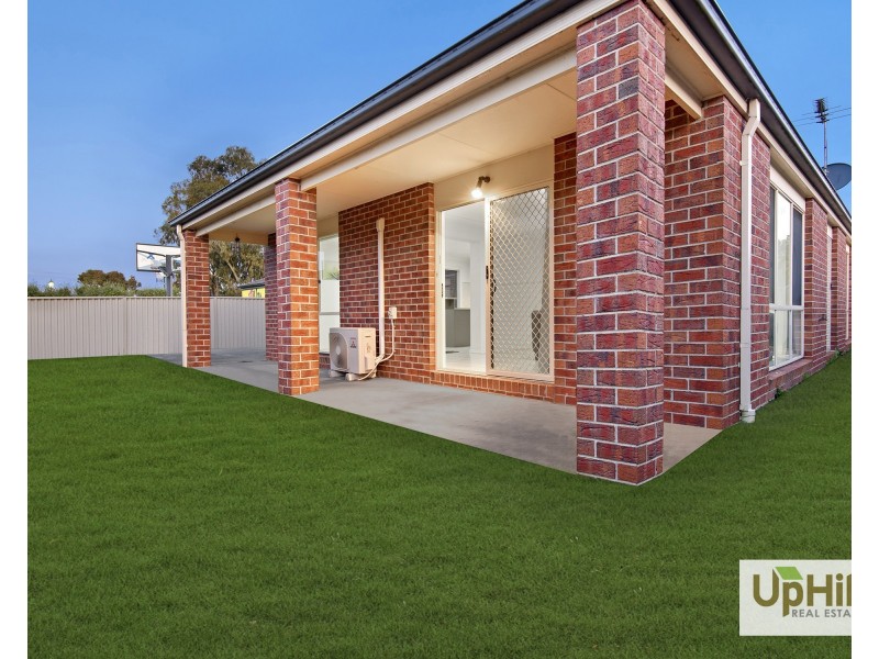 26 Maddock drive, Cranbourne East VIC 3977