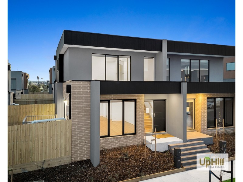 8 Tarnbeck Circuit, Clyde North VIC 3978