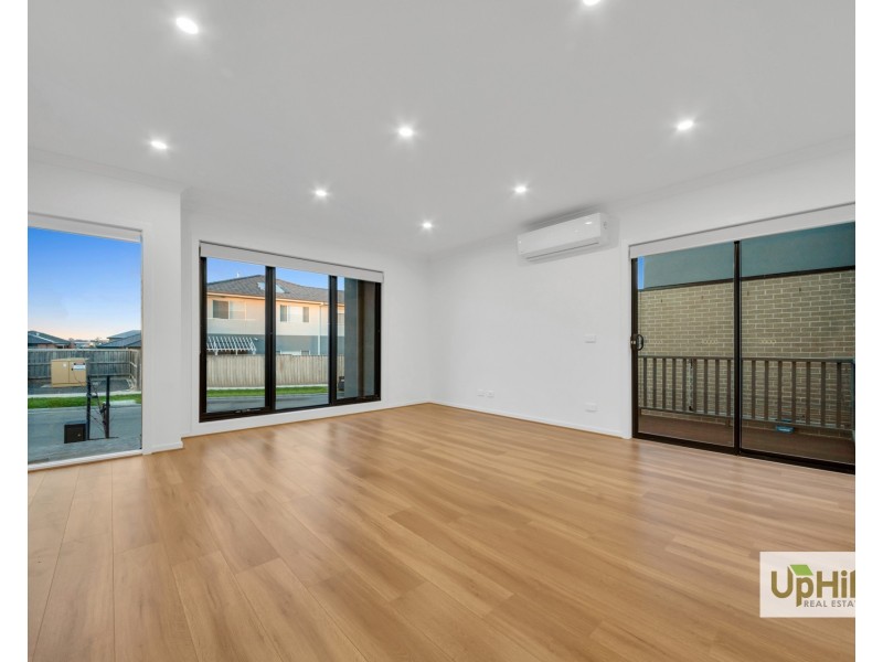 8 Tarnbeck Circuit, Clyde North VIC 3978