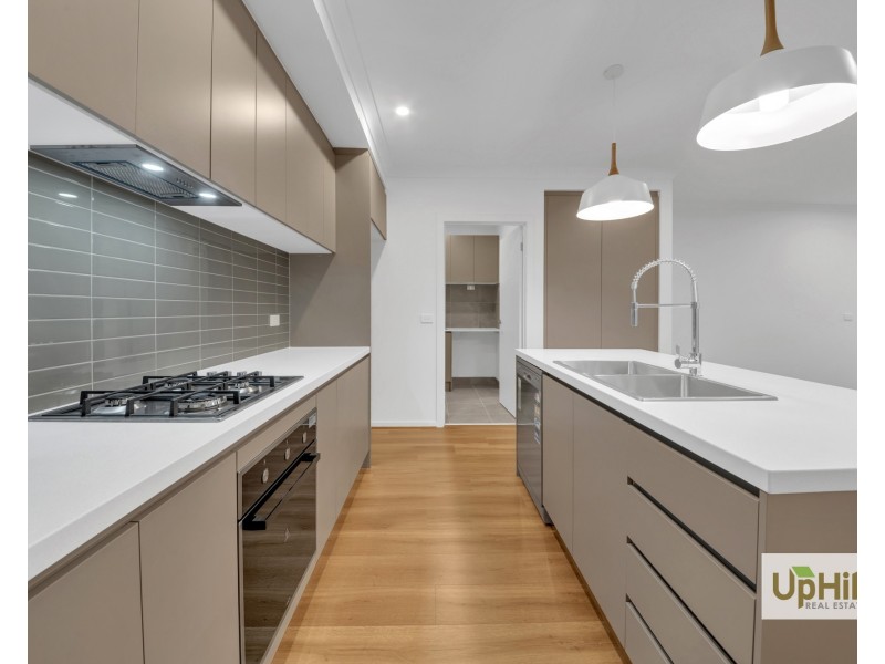 8 Tarnbeck Circuit, Clyde North VIC 3978