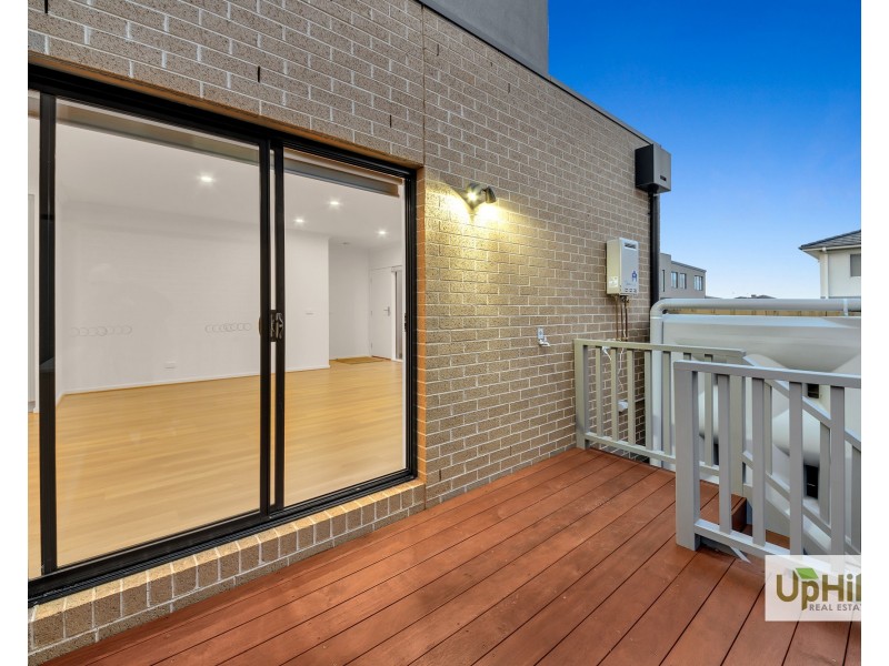 8 Tarnbeck Circuit, Clyde North VIC 3978