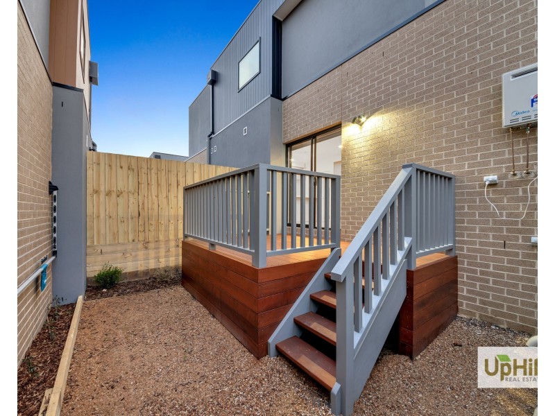 8 Tarnbeck Circuit, Clyde North VIC 3978