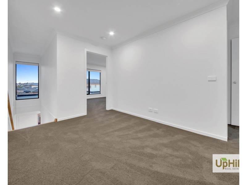 8 Tarnbeck Circuit, Clyde North VIC 3978