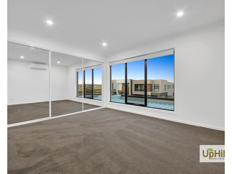 8 Tarnbeck Circuit, Clyde North VIC 3978