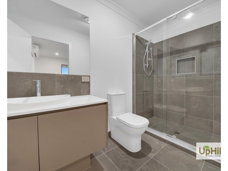 8 Tarnbeck Circuit, Clyde North VIC 3978