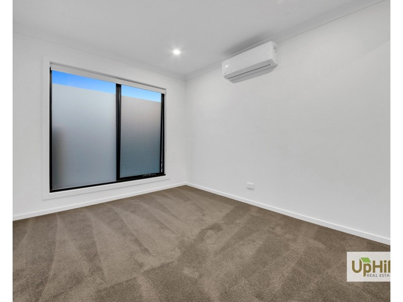 8 Tarnbeck Circuit, Clyde North VIC 3978