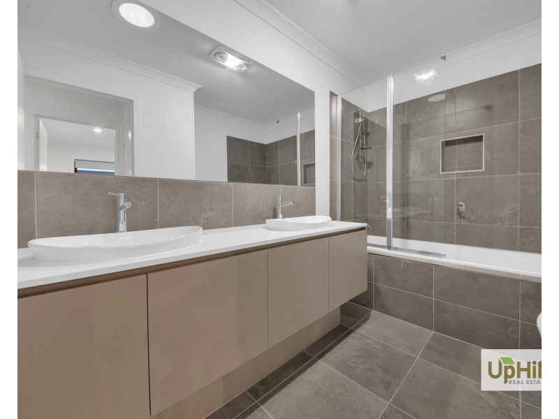 8 Tarnbeck Circuit, Clyde North VIC 3978