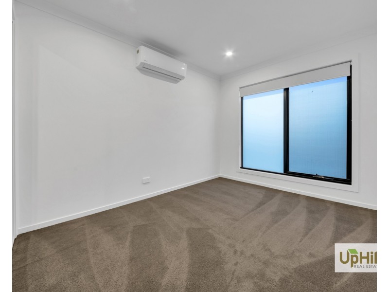 8 Tarnbeck Circuit, Clyde North VIC 3978