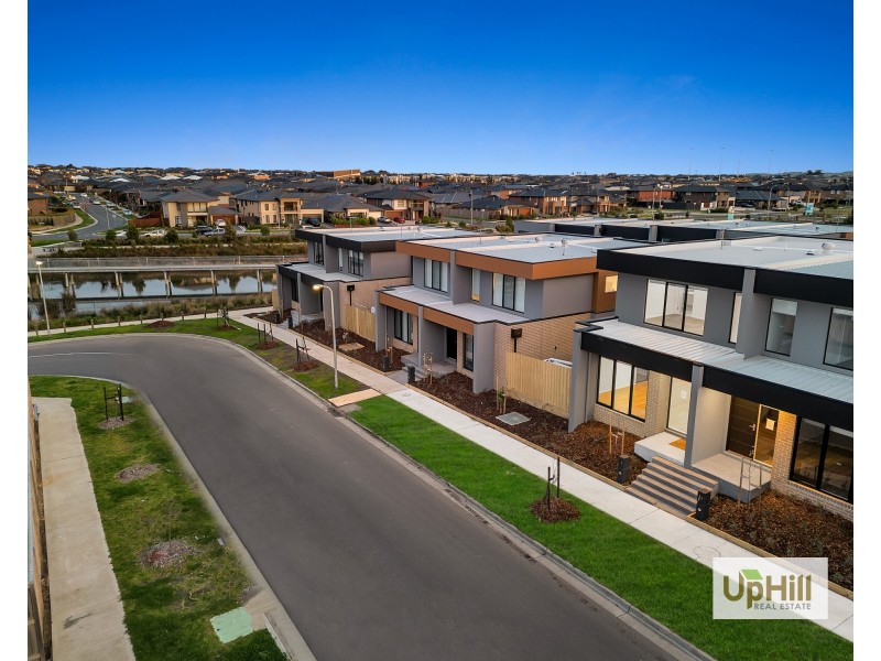 8 Tarnbeck Circuit, Clyde North VIC 3978