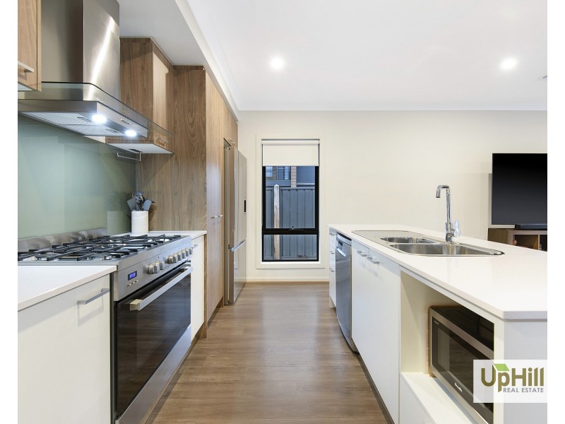 15  Carnelian Circuit, Clyde North VIC 3978