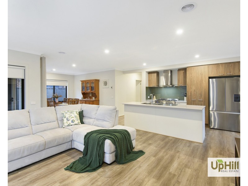 15  Carnelian Circuit, Clyde North VIC 3978