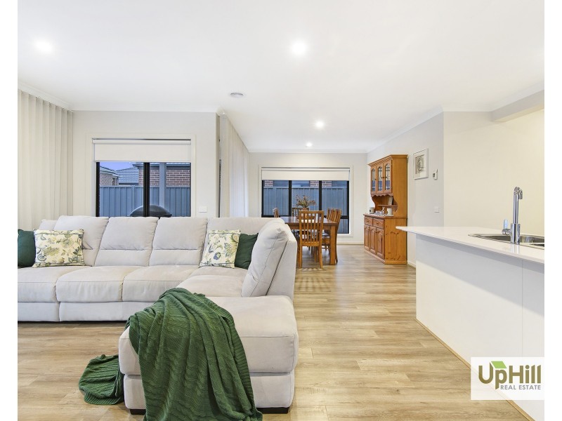 15  Carnelian Circuit, Clyde North VIC 3978