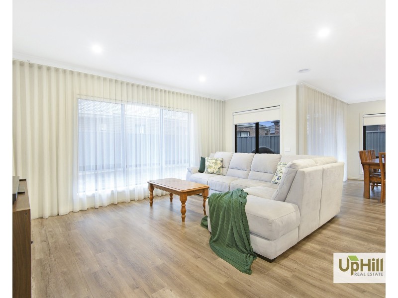 15  Carnelian Circuit, Clyde North VIC 3978