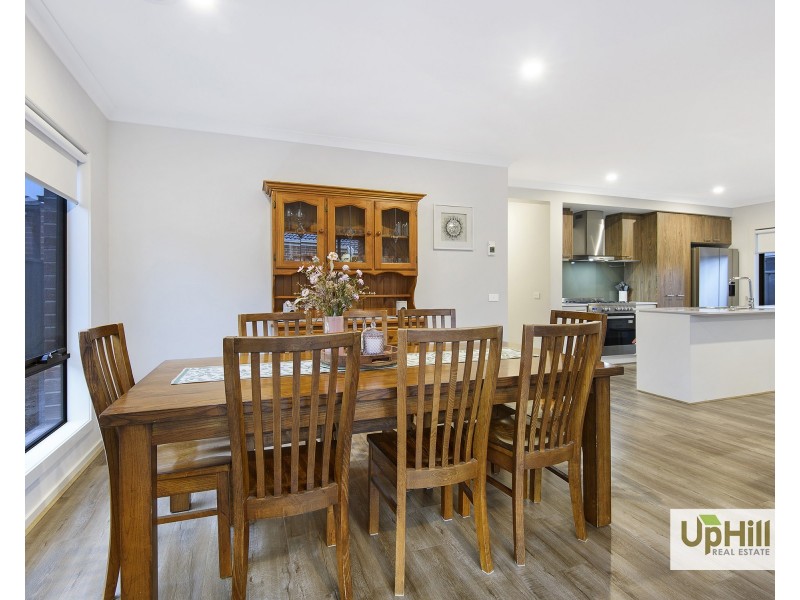 15  Carnelian Circuit, Clyde North VIC 3978