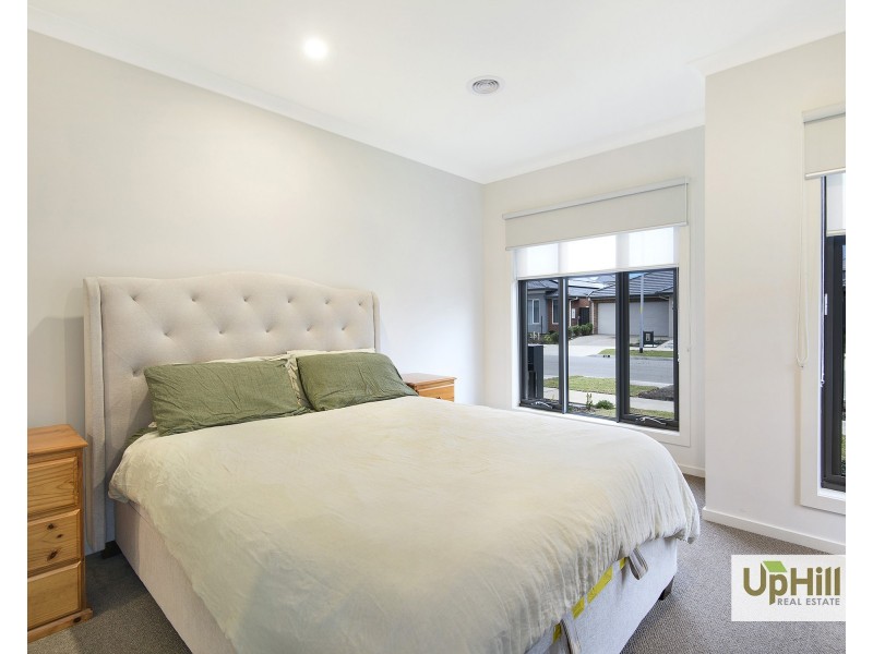 15  Carnelian Circuit, Clyde North VIC 3978