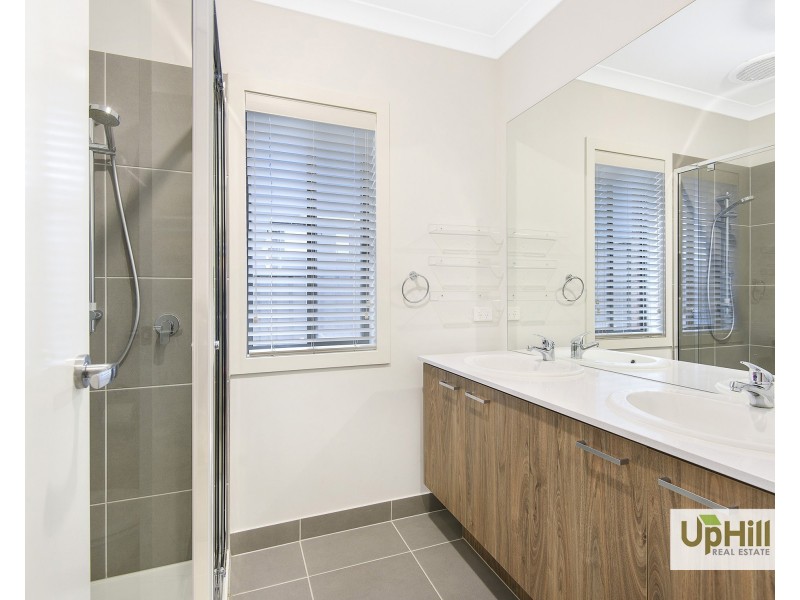 15  Carnelian Circuit, Clyde North VIC 3978