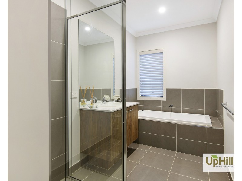 15  Carnelian Circuit, Clyde North VIC 3978