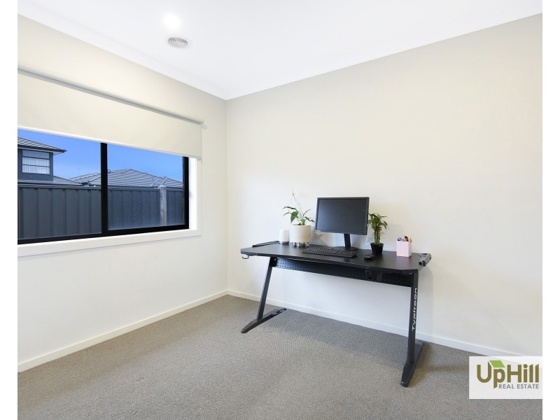 15  Carnelian Circuit, Clyde North VIC 3978