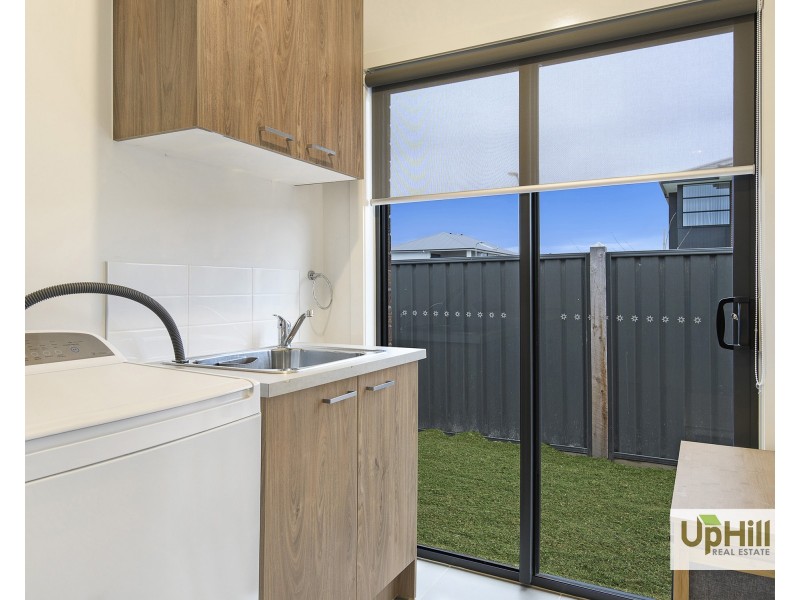 15  Carnelian Circuit, Clyde North VIC 3978