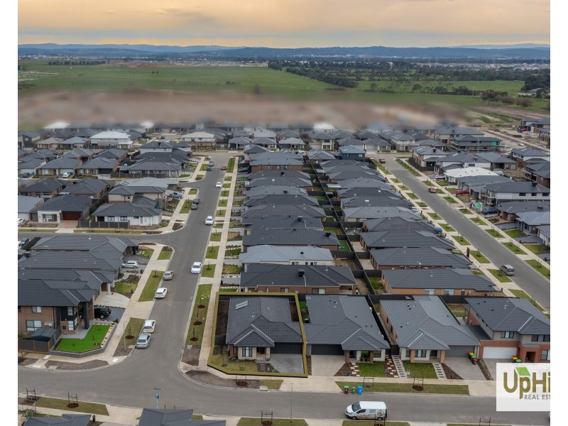 15  Carnelian Circuit, Clyde North VIC 3978