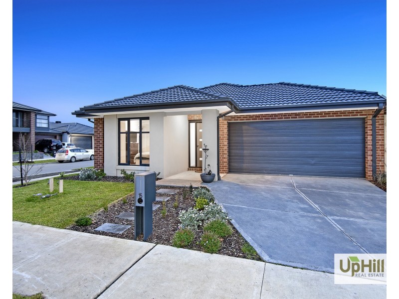 15  Carnelian Circuit, Clyde North VIC 3978