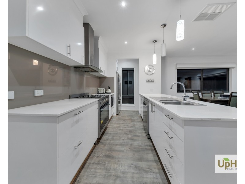 6 Roskopp Avenue, Clyde North VIC 3978