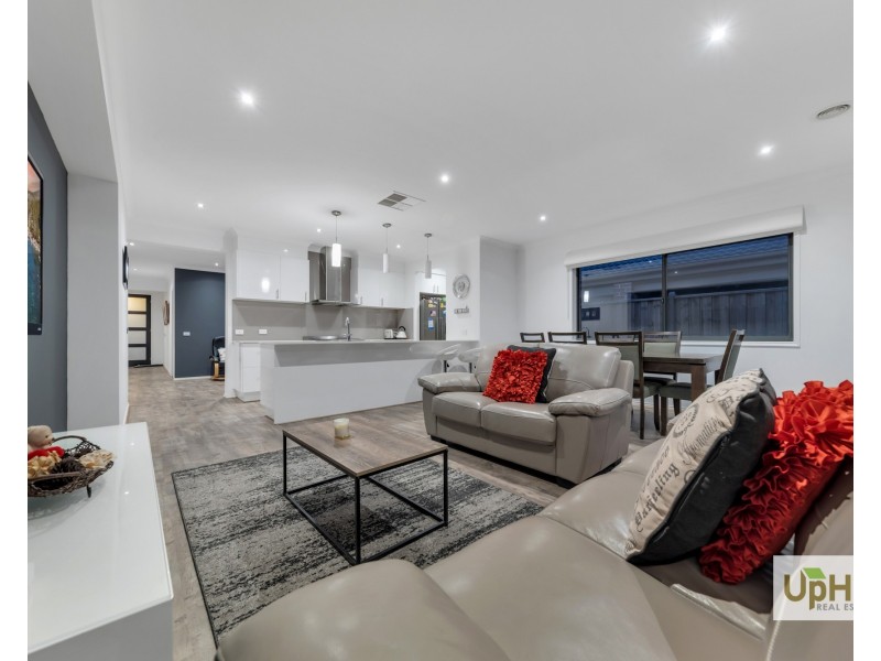 6 Roskopp Avenue, Clyde North VIC 3978