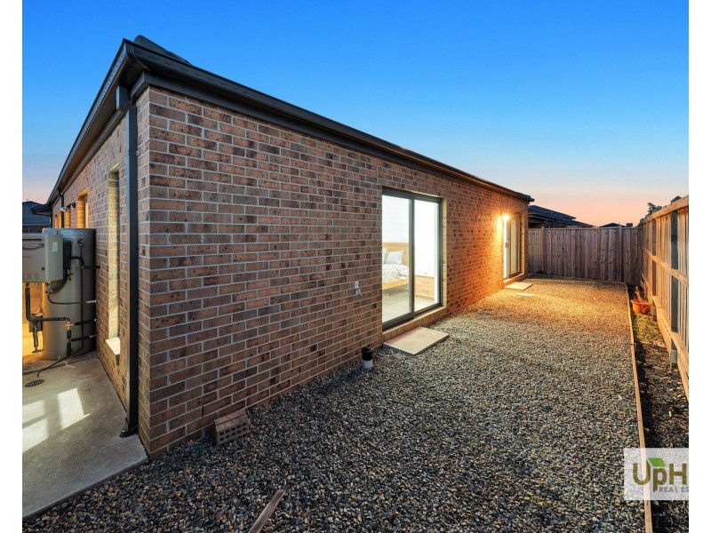 6 Roskopp Avenue, Clyde North VIC 3978