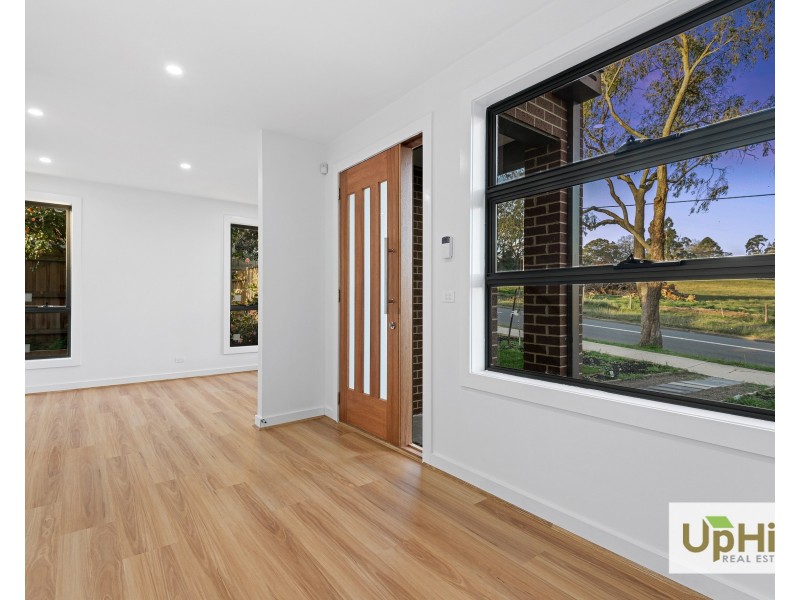 2/35 Manuka Road, Berwick VIC 3806